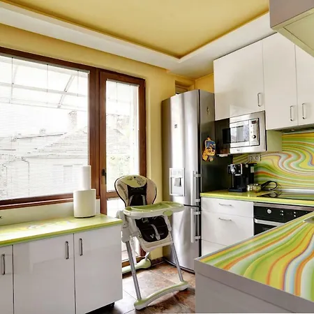 Spacious And Stylish In The Heart Of Plus Parking