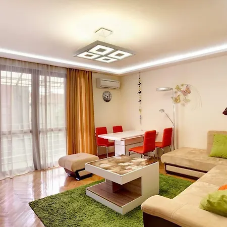 Lejlighed Spacious And Stylish In The Heart Of Plus Parking *