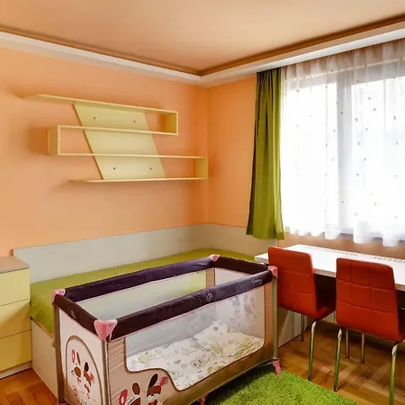 Spacious And Stylish In The Heart Of Plus Parking Lejlighed