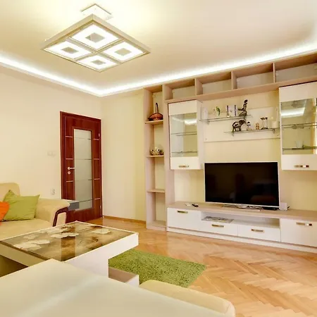 Spacious And Stylish In The Heart Of Plus Parking Lejlighed *